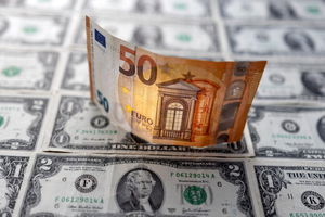 بازارهای مالی شوکه شدند؛ ارزش دلار و یورو برابر شد