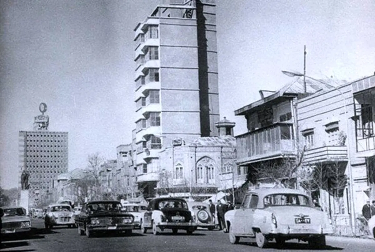 دوچرخه‌سواری در یکی از کوچه‌های تهران؛ سال ۱۳۳۰
