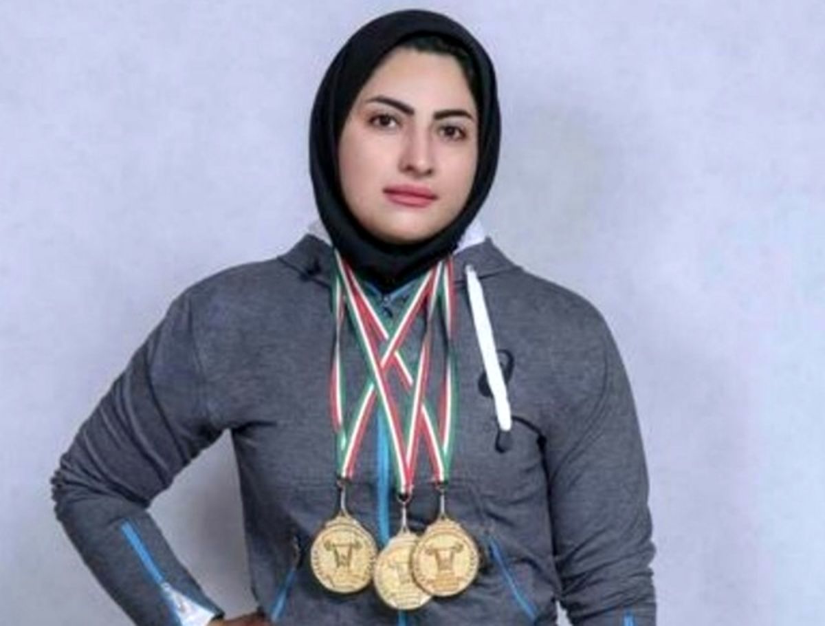 پریسا جهانفکریان در بین تیم پناهندگان وزنه برداری