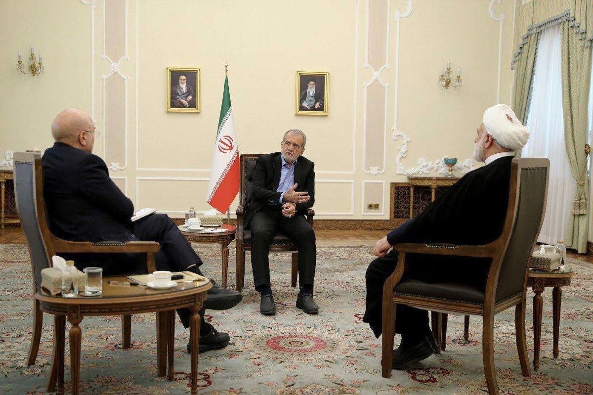 روسای قوا و نیروهای مسلح با شعار وفاق ملی همراهی میکنند؛ صداوسیما ساز خودش را میزند