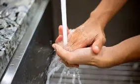 آنقدر دست‌هایش را می‌شست که به خون می‌افتادند؛ زن وسواسی چگونه درمان شد؟

