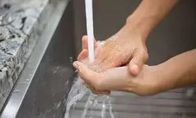 آنقدر دست‌هایش را می‌شست که به خون می‌افتادند؛ زن وسواسی چگونه درمان شد؟


