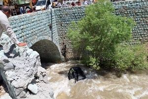 سقوط خودرو پرادو به داخل رودخانه کرج/عکس