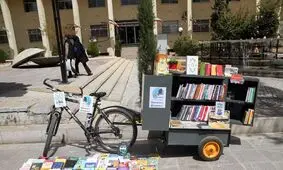 مریم، دختری که با دوچرخه کتاب می‌فروشد/ «یک جایی دیدم حیف است این کتاب‌ها خوانده نشود»