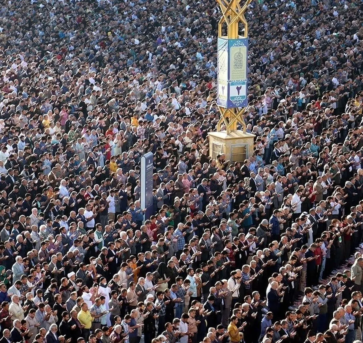 اقامه نماز عید سعید فطر در حرم مطهر رضوی/ ویدئو