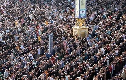 اقامه نماز عید سعید فطر در حرم مطهر رضوی/ ویدئو