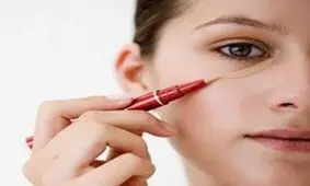 بهترین کرم دور چشم گیاهی و طبیعی برای پیشگیری و رفع چین و چروک