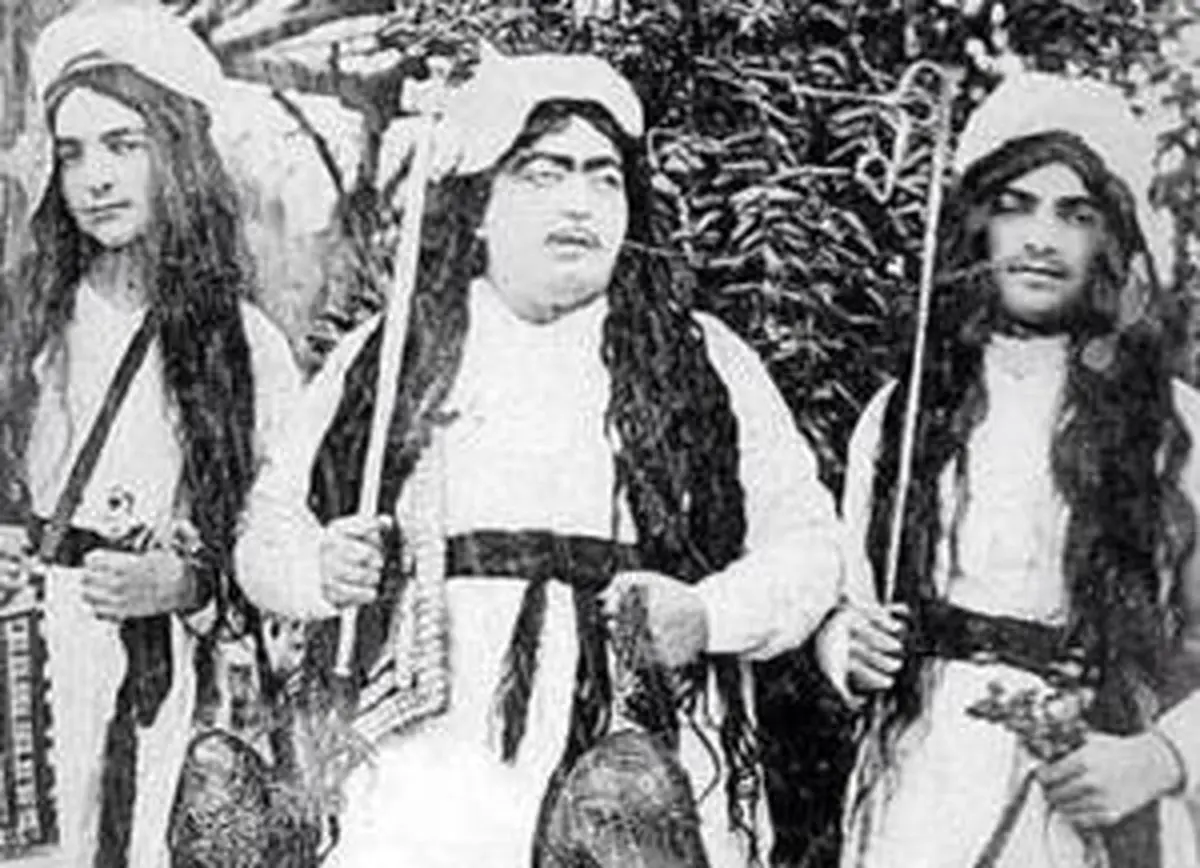 عکس‌هایی از دختران ناصرالدین شاه؛ از اخترالدوله و ندیمه‌ها تا عصمت‌الدوله و سگش