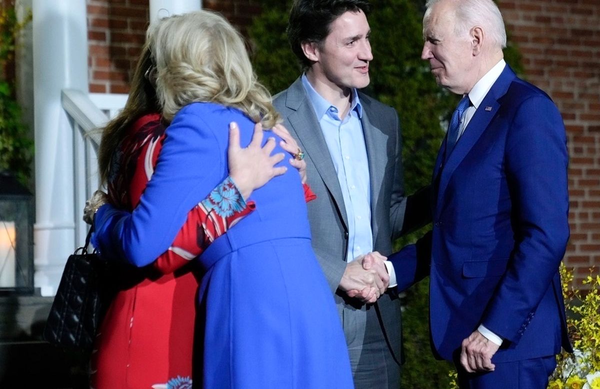  استقبال پسر نخست وزیر کانادا از بایدن جنجالی شد/ عکس
