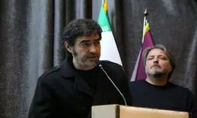 بوسه شهاب حسینی بر دستان پدر جانباخته حوادث دی ماه/ ویدئو