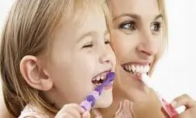 مهم‌ترین عامل تفاوت خمیردندان کودک و بزرگسال در چیست؟
