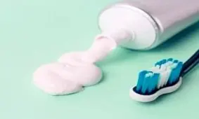 اشتباه هولناک دختر جوان در استفاده از خمیردندان