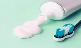 اشتباه هولناک دختر جوان در استفاده از خمیردندان