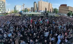 سوگواری مردم در میدان ولیعصر تهران/ ویدئو