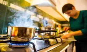 اجاق گاز می‌تواند ریسک آسم و سرطان ریه را افزایش دهد