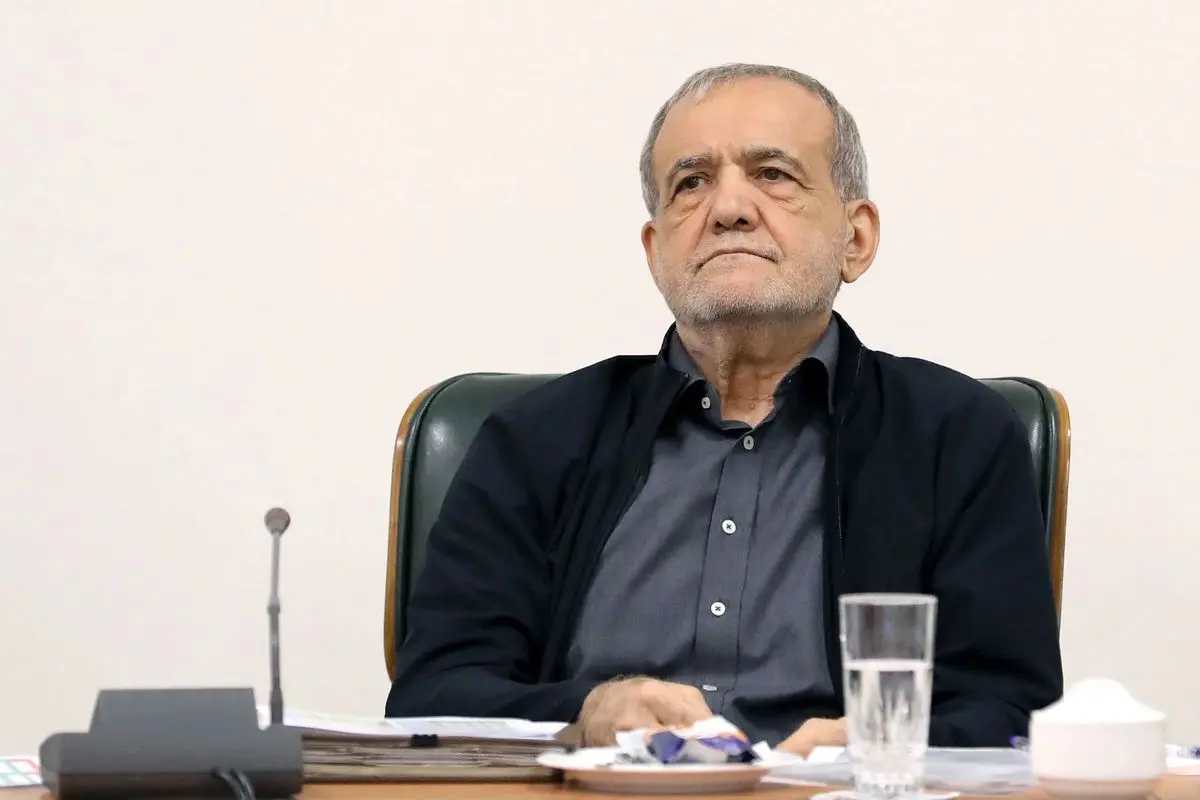 انتقاد پزشکیان از برخی روایت‌های نادرست درباره جایگاه رهبری