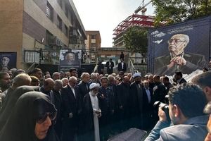 پزشکیان در تشییع پیکر ناصر قفلی، رئیس مجمع خیرین مدرسه‌ساز، شرکت کرد/ تصاویر