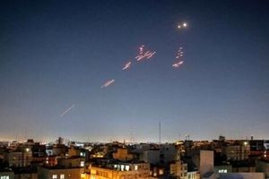 صدای 2 انفجار مهیب با فاصله بسیار کم در شمال تهران/ شلیک پدافند از شرق تهران/ حمله به نارمک و لویزان / ویدئو