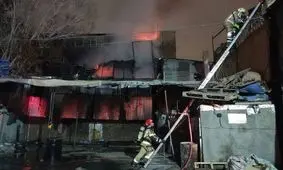 آتش سوزی در کارگاه تولید کفش در خیام تهران/ ویدئو