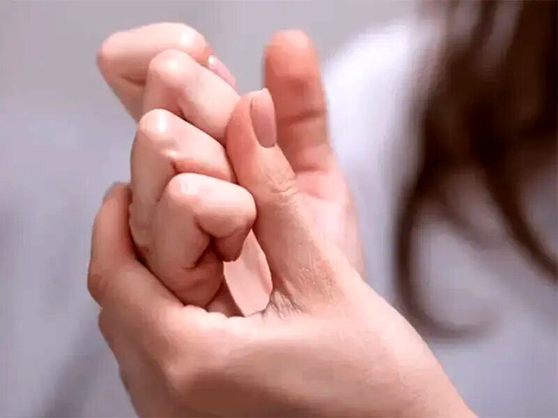 آیا شکستن قولنج منجر به آرتروز می‌شود؟/ بررسی علمی خطرات و باورهای رایج
