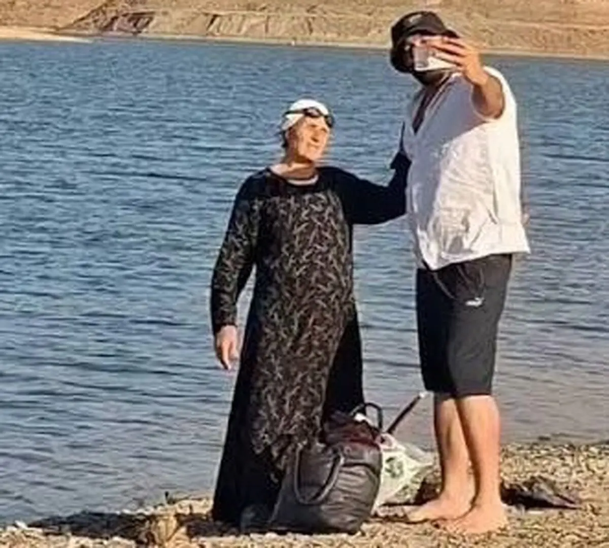 شیرجه بانوی ۷۵ ساله کردستانی در سد چراغ‌ویس/ ویدئو