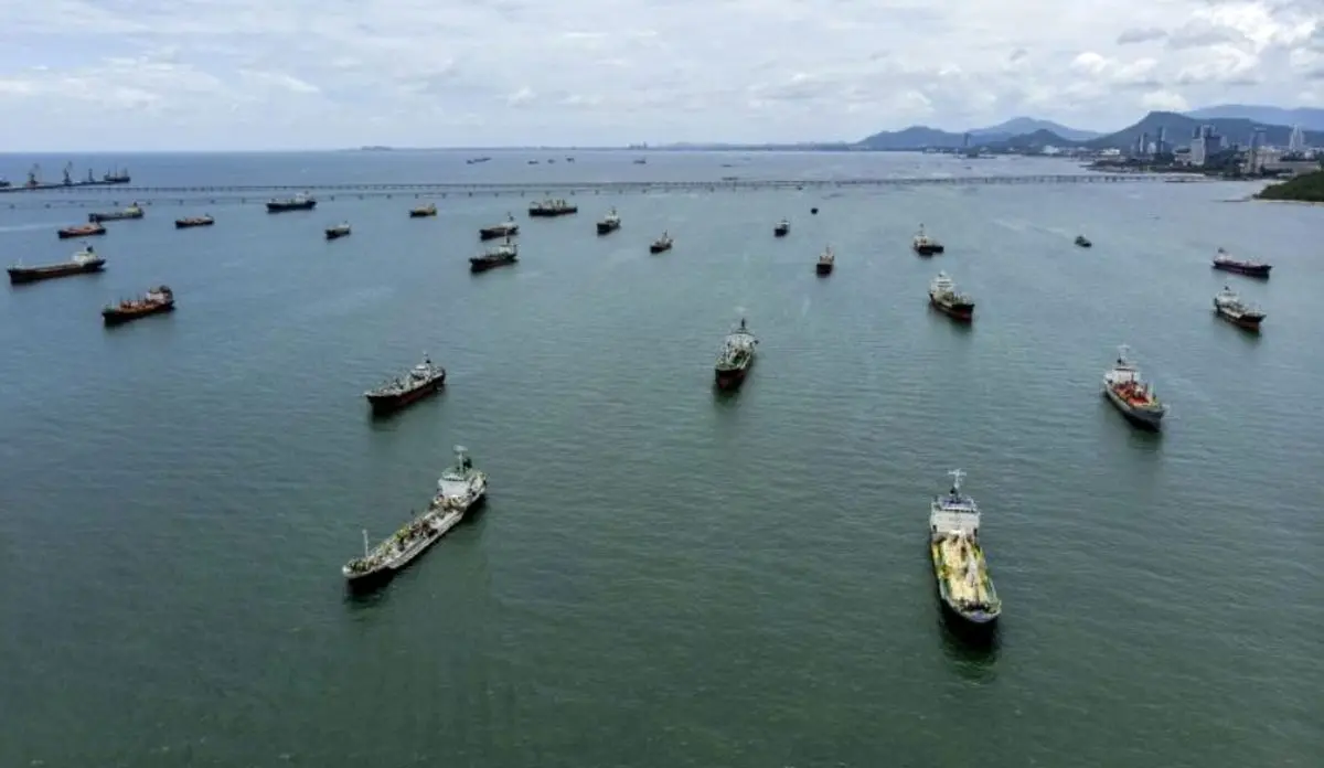 ترافیک سنگین روی آب؛ ۱۹۰۰ کشتی در تنگه هرمز زمین‌گیر شدند!