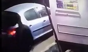 لحظه سرقت تلفن همراه زن از داخل خودرو/ ویدئو