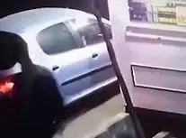 لحظه سرقت تلفن همراه زن از داخل خودرو/ ویدئو