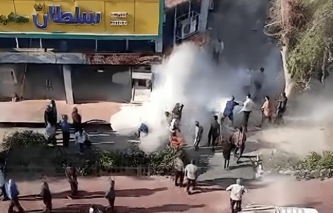 خودسوزی یک دانشجو در درگیری با ماموران شهرداری/ ویدئو