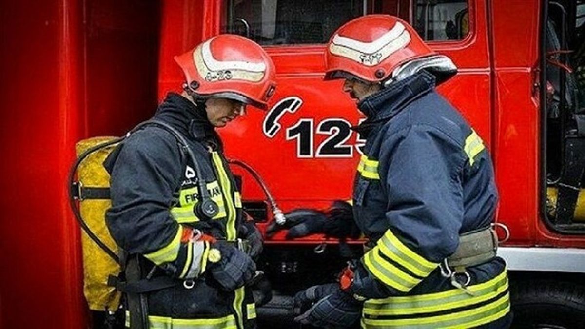فروشگاه بزرگ اسباب بازی در بازار رشت طعمه حریق شد