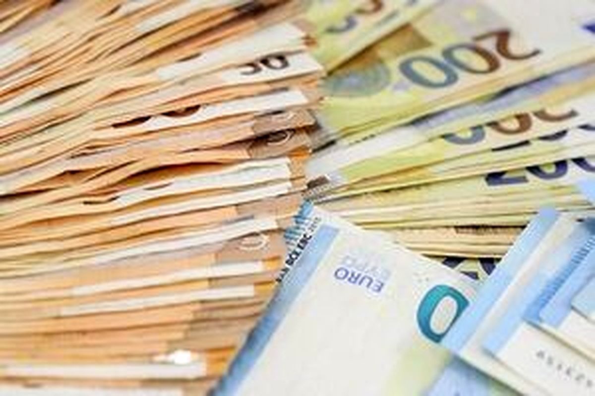 توقف معاملات دلار و یورو در بازار متشکل