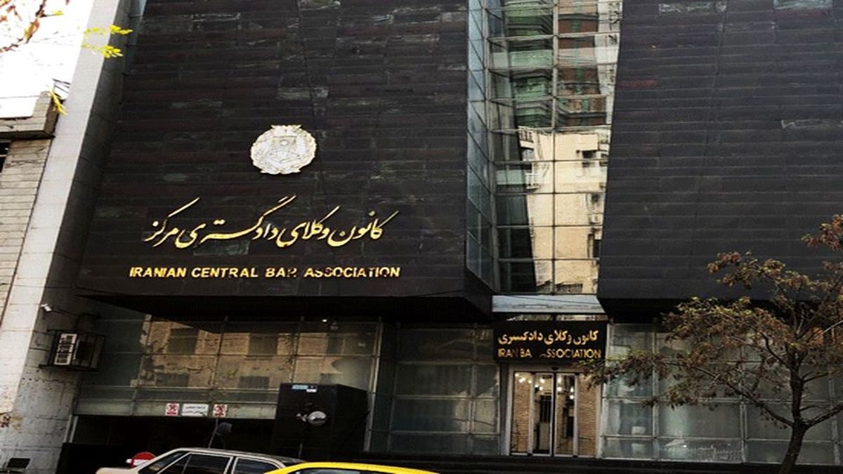 بازداشت دست کم 3 وکیل در تجمع امروز مقابل «کانون وکلا»