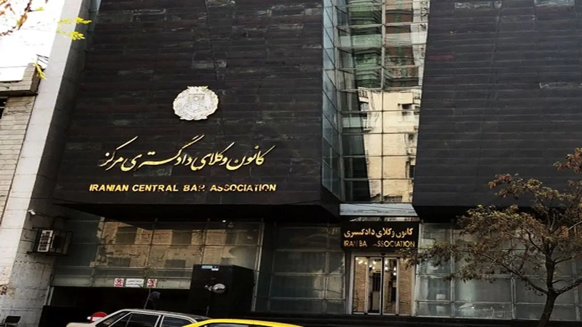 بازداشت دست کم 3 وکیل در تجمع امروز مقابل «کانون وکلا»