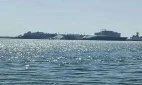 مهار آتش‌سوزی در دو شناور گاز مایع در بندر دمیاط مصر/ وزیر نفت عازم محل حادثه شد