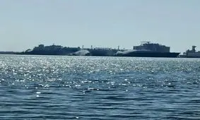 مهار آتش‌سوزی در دو شناور گاز مایع در بندر دمیاط مصر/ وزیر نفت عازم محل حادثه شد