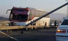 واژگونی اتوبوس در اتوبان کاشان به نطنز با 24 مصدوم