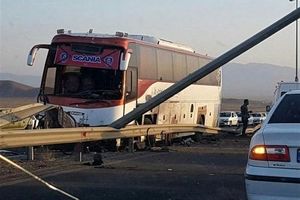 واژگونی اتوبوس در اتوبان کاشان به نطنز با 24 مصدوم
