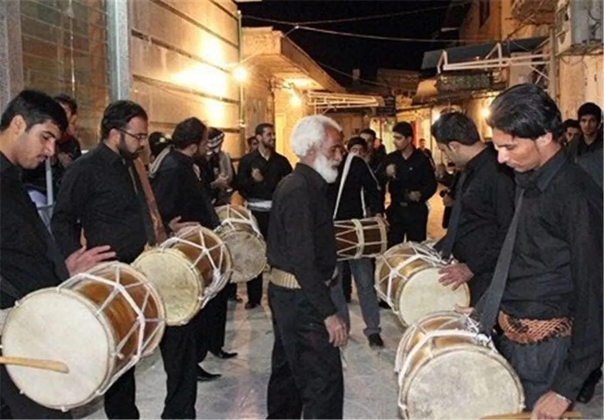  دمام‌زنی بوشهری‌ها در سوگ جانباختگان حادثه بندر شهید رجایی/ ویدئو