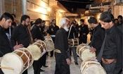  دمام‌زنی بوشهری‌ها در سوگ جانباختگان حادثه بندر شهید رجایی/ ویدئو