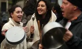 قابلمه زنی، سنت اعتراضی و تاریخی که دوباره در مخالفت با دولتمردان در فرانسه احیا شده است 