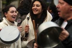 قابلمه زنی، سنت اعتراضی و تاریخی که دوباره در مخالفت با دولتمردان در فرانسه احیا شده است 