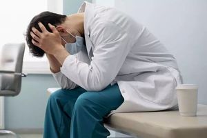 آمار تکان دهنده دولت از خودکشی پزشکان ایرانی؛ ۱۶ رزیدنت پزشکی در یک سال اخیر خودکشی کردند