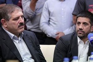  خنده‌های زیرپوستی عباس جدیدی هنگام سخنرانی علیرضا دبیر/ ویدئو