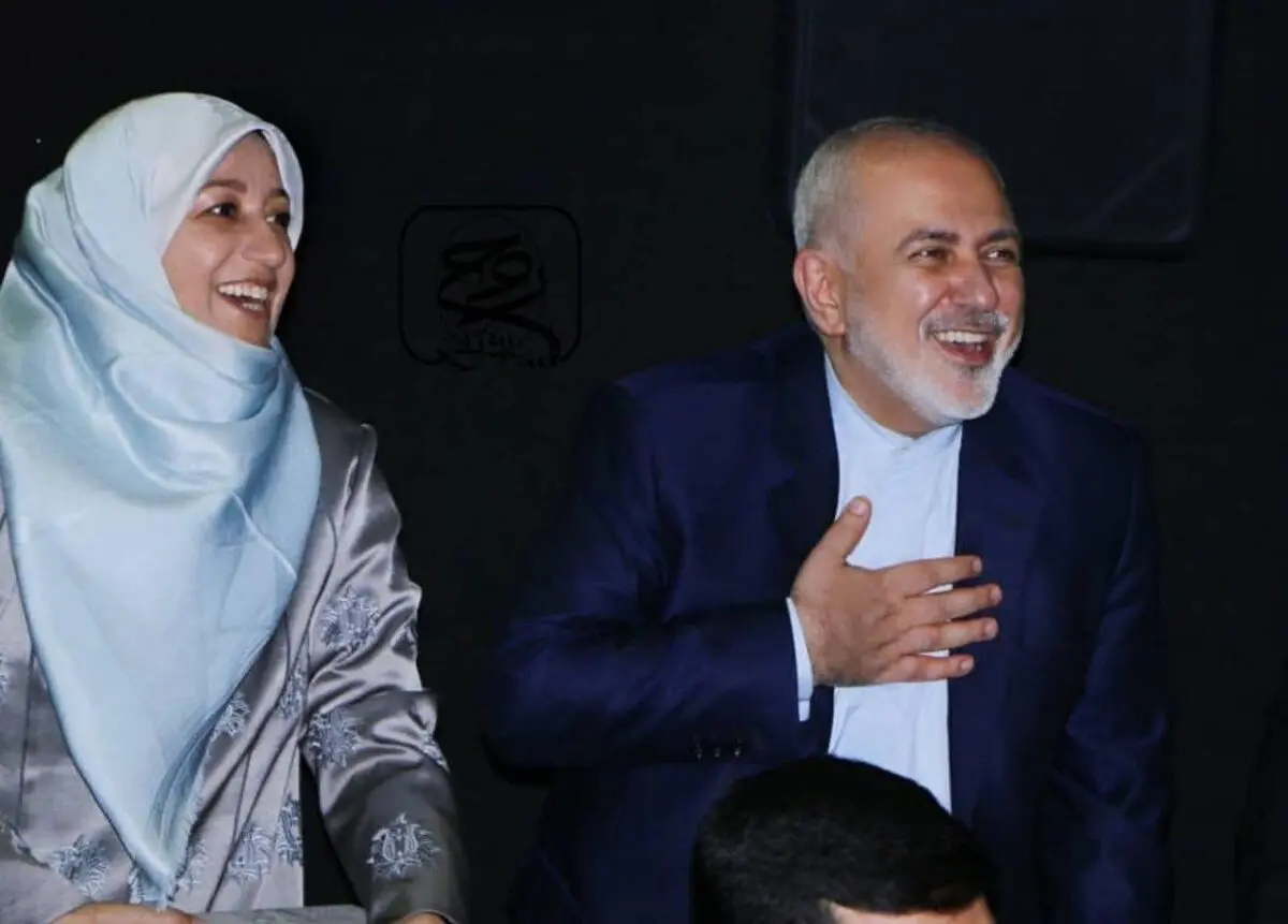  محمد جواد ظریف به دیدن یک تئاتر رفت؛ تشویق های پربازدید همسر او/ ویدئو