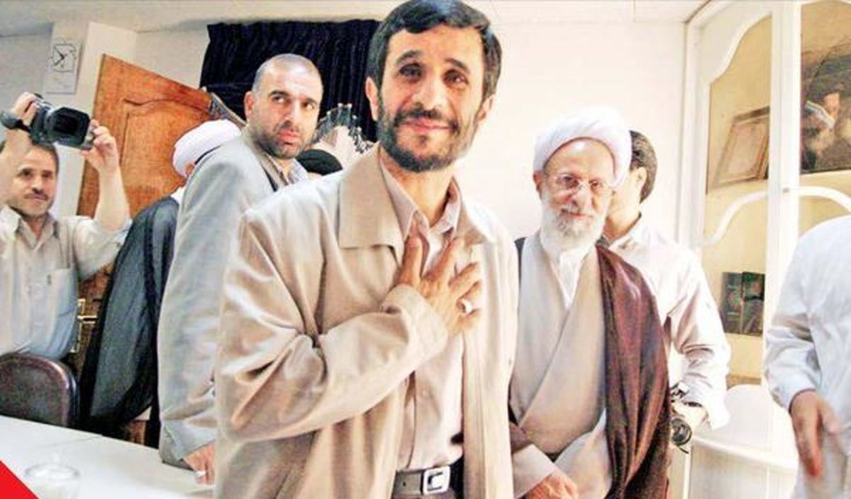 احمدی‌نژاد از کاپشن معروف آن سال ها تا کت چرمی این روزها/ عکس