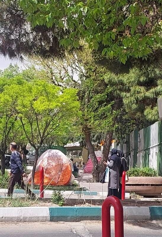 چادرخوابی بیماران اطراف بیمارستان قلب رجایی +عکس