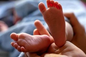 تولد نوزاد پسر با سه دست در هند همه را شگفت زده کرد!/ ویدئو