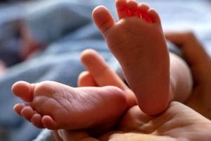تولد نوزاد پسر با سه دست در هند همه را شگفت زده کرد!/ ویدئو