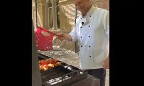 جوج زدن و کباب پزی سفیر انگلستان در باغ سفارت در تهران/ ویدئو
