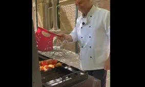 جوج زدن و کباب پزی سفیر انگلستان در باغ سفارت در تهران/ ویدئو
